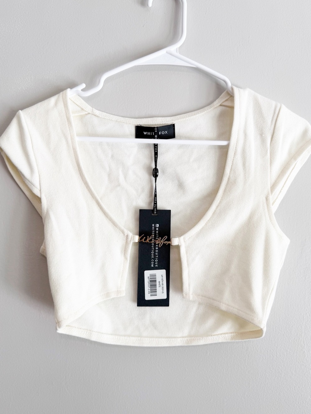 White fox boutique lay with my crop gold logo t shirt white size extra small